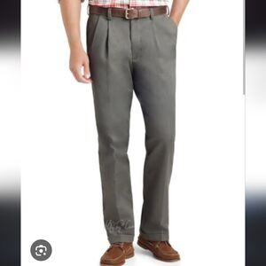 NWT Izod Men's Metrix Fit Pleated Front Chino Khakis Dark Gray  Size 38x32